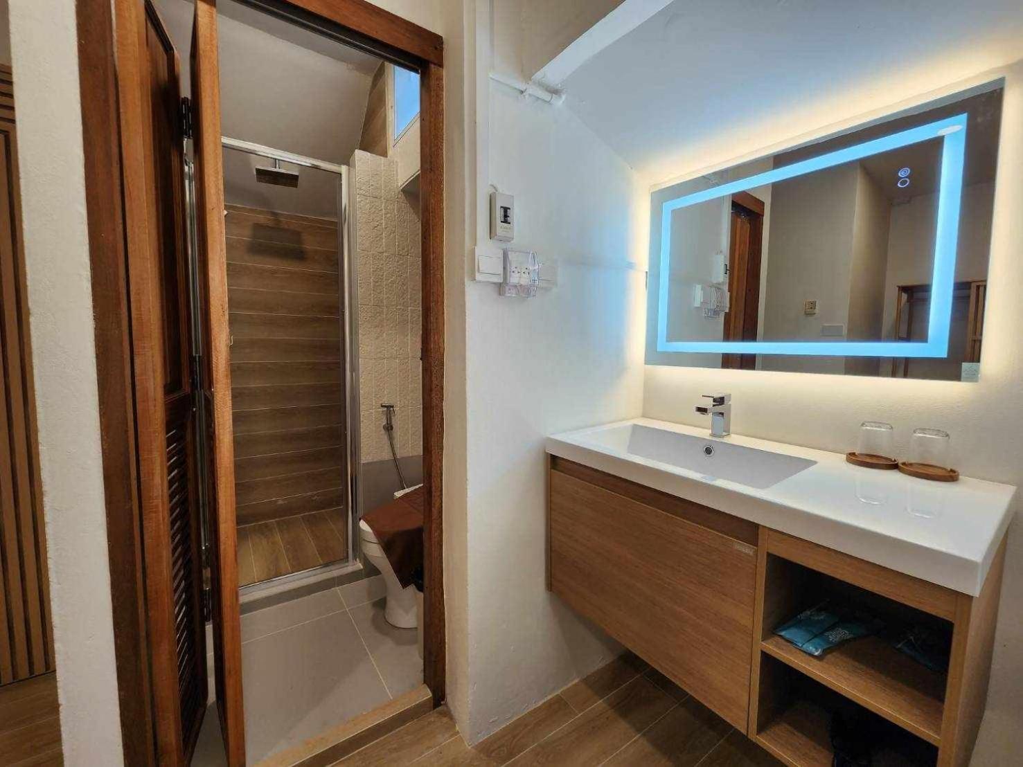 Lo-Ha Guest House, Contactless Check-In Бангкок Экстерьер фото
