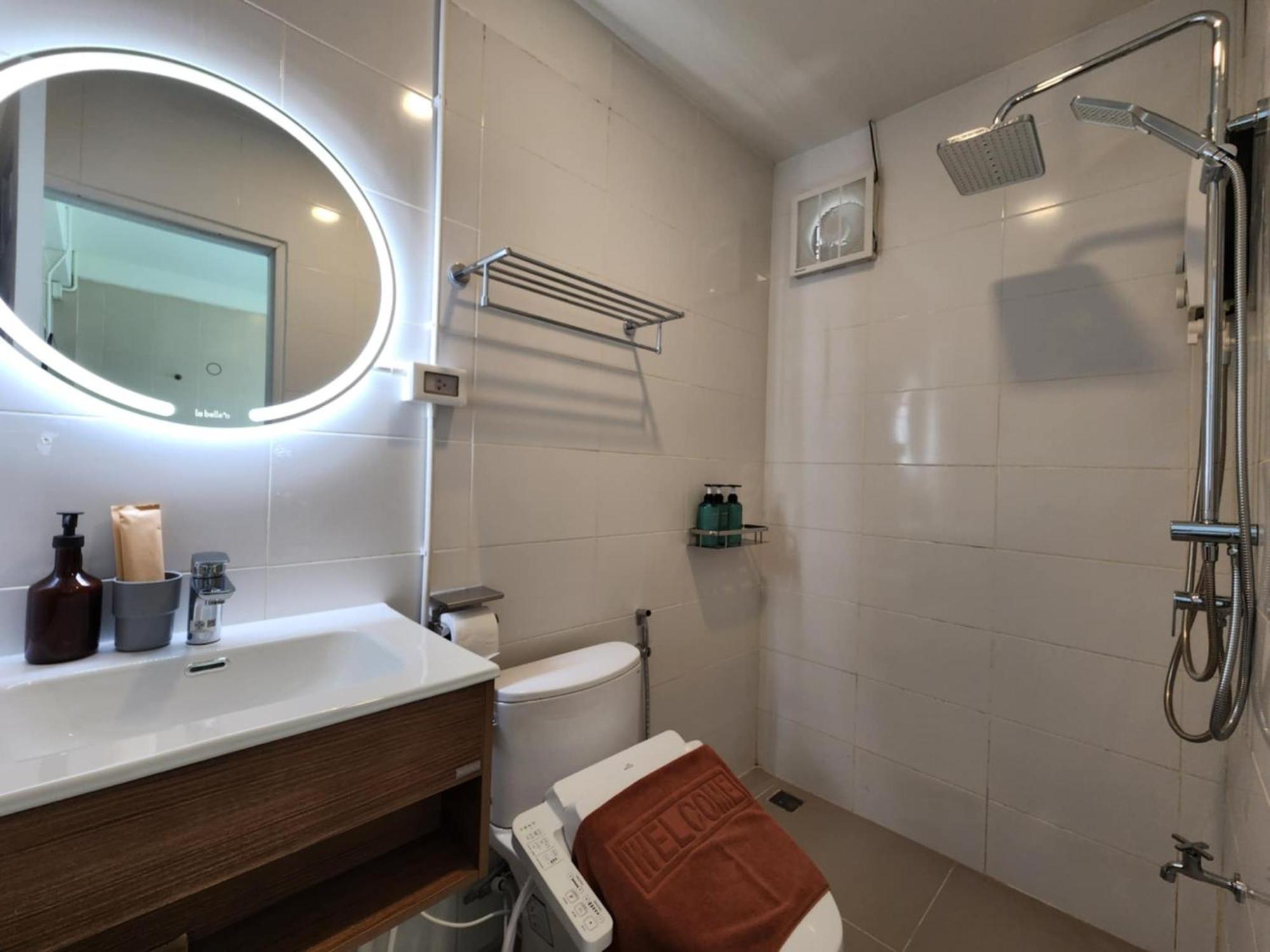 Lo-Ha Guest House, Contactless Check-In Бангкок Экстерьер фото